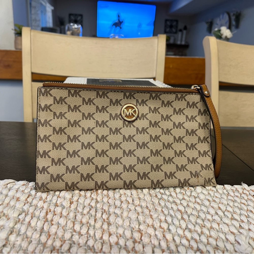 Michael Kors large wristlet